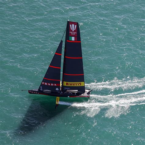 prada luna rossa segelboot